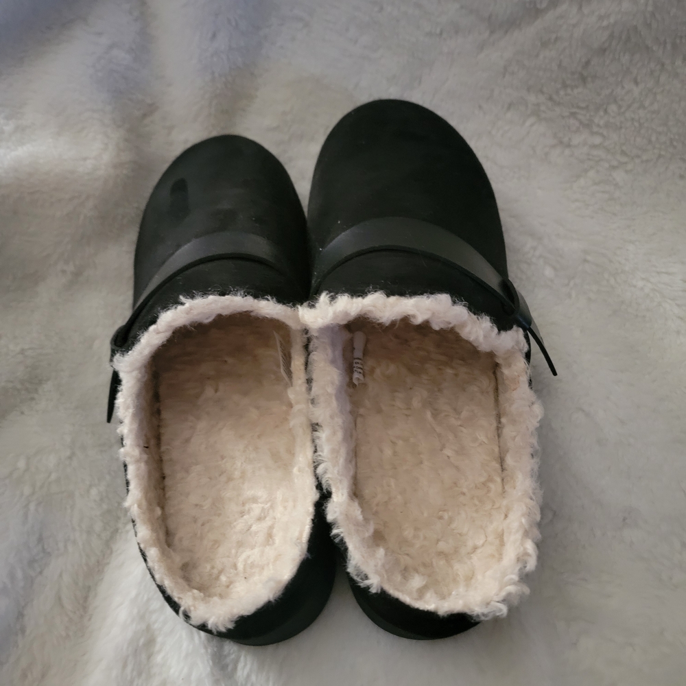 Amazon Essentials Black Slip-On Clogs - image 3